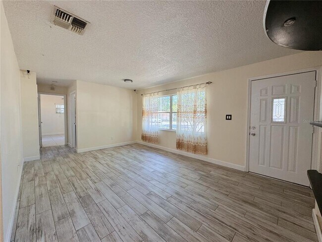 Foto del edificio - 7522 Laurel Springs Dr