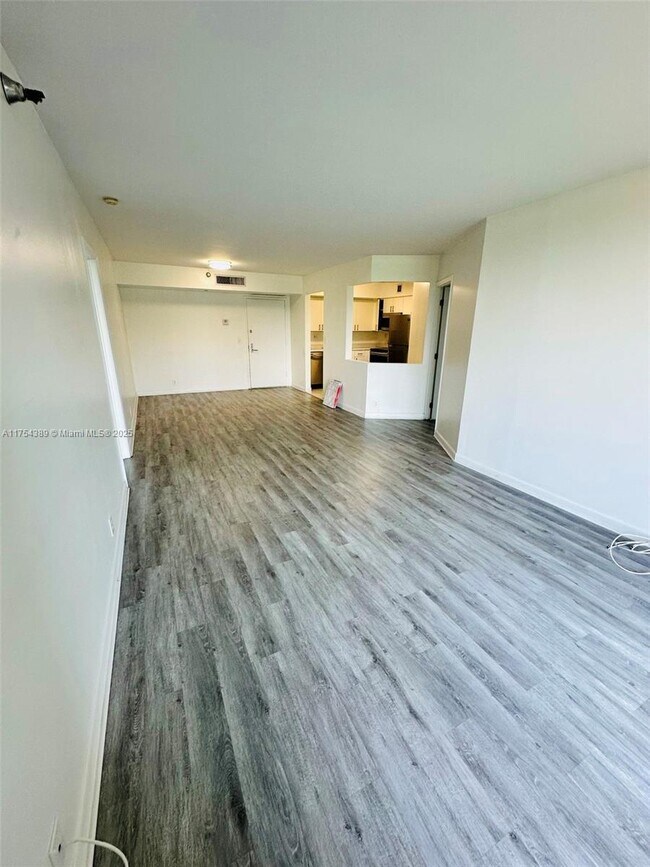 Foto del edificio - 3300 NE 191st St