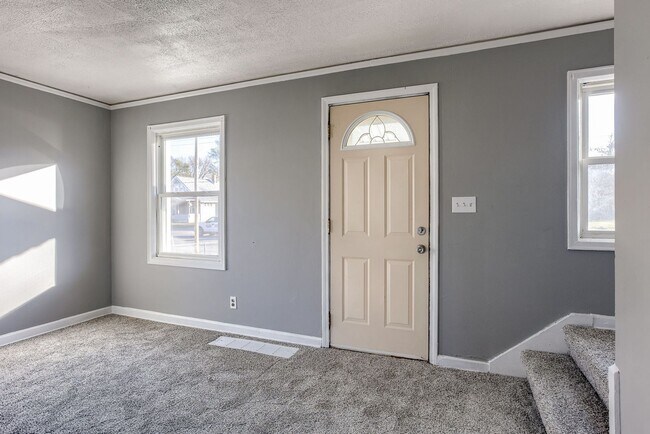 Building Photo - Updated 2 Bedroom Duplex!!