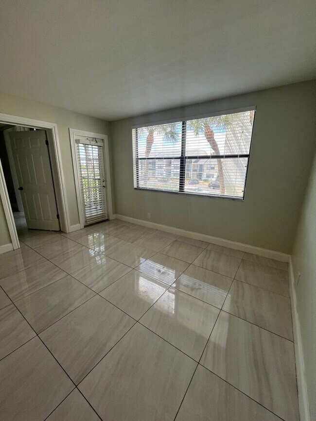 Foto del edificio - ONE BEDROOM ONE BATHROOM! FULLY RENOVATED Stainless Appliances!