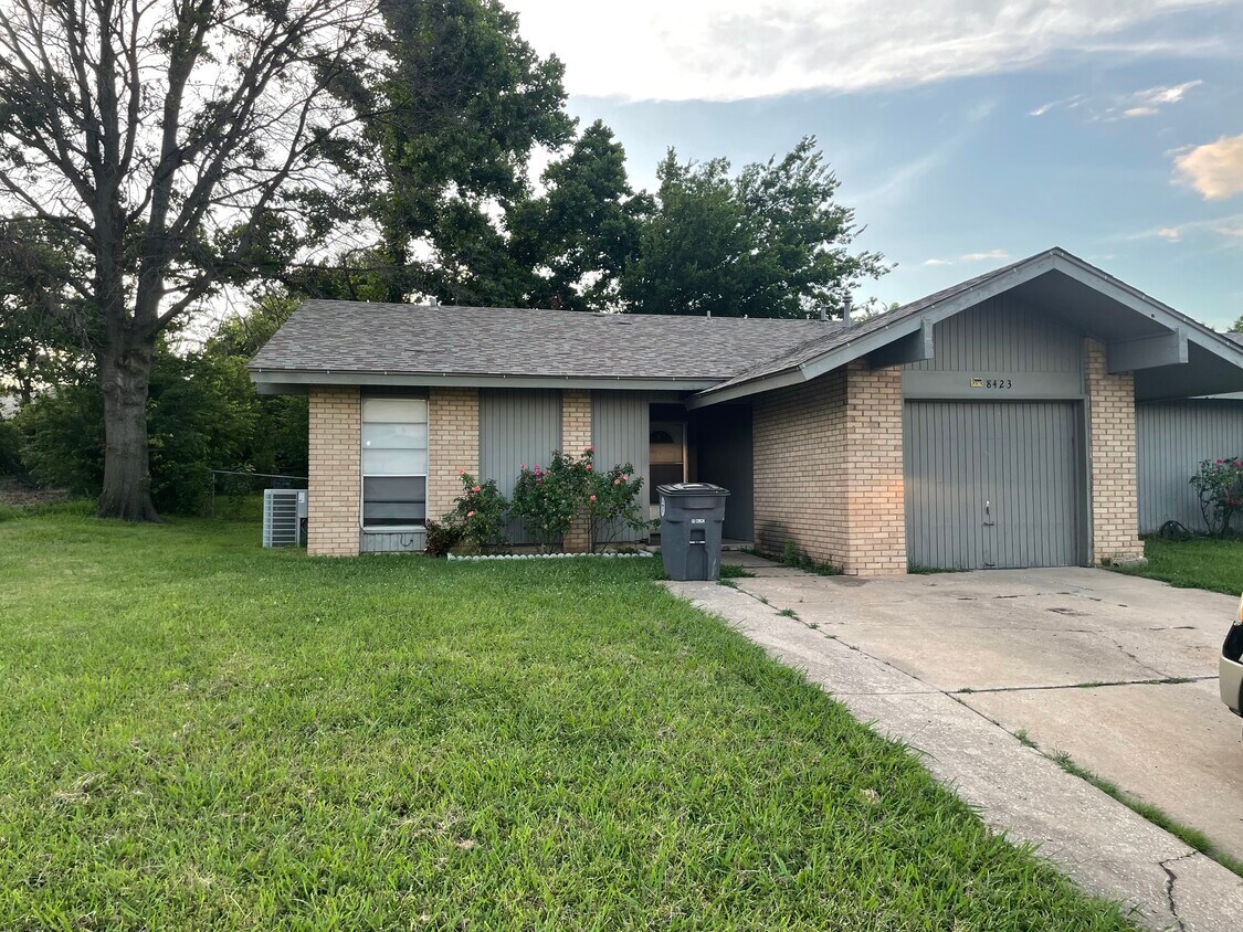Foto principal - 8423 E 24th St