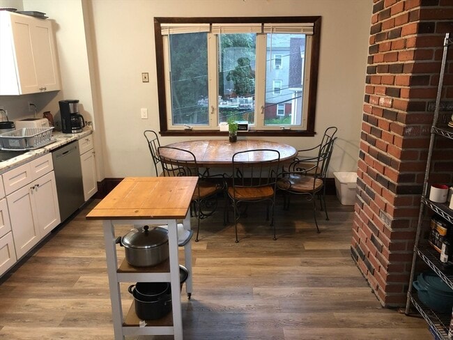 Building Photo - 1122 Adams St