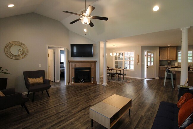 Building Photo - Entertainer's dream with a backyard paradi...