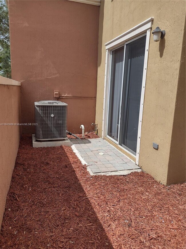 Foto del edificio - 654 SW 106th Ave