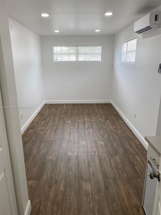 Foto del edificio - 1125 NE 143rd St