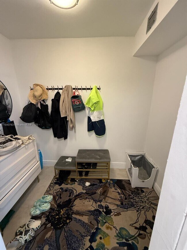 Foto del edificio - 600 NE 36th St