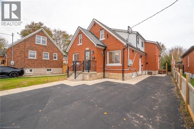 Building Photo - 22 Ash St