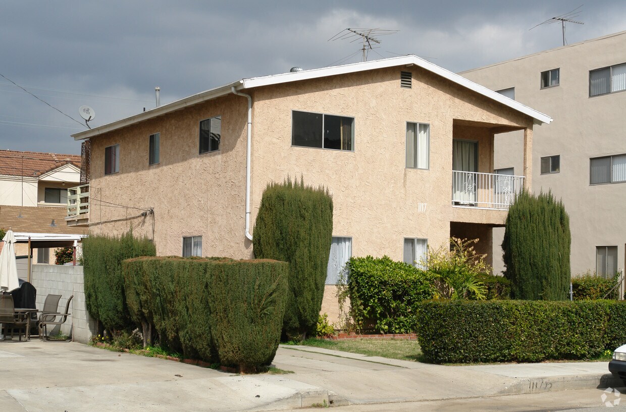 Building Photo - 1117 E Palmer Ave