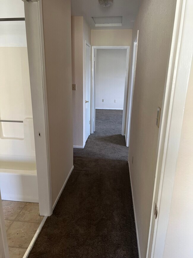 Building Photo - 1421 Squire Ct
