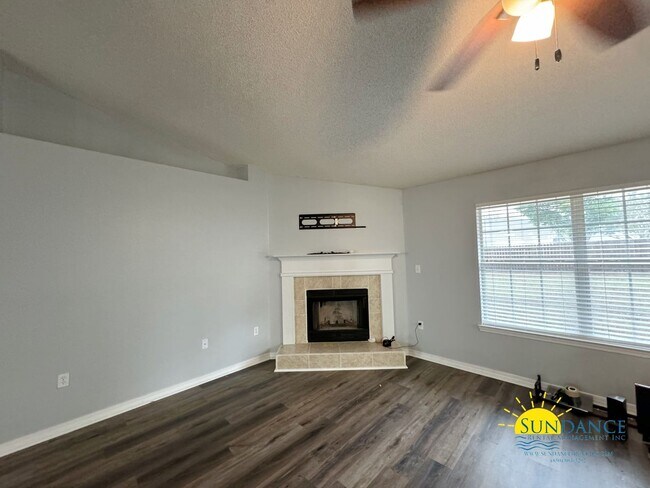 Foto del edificio - Stunning 4Bedroom Home in Alicia's Place of Crestview!
