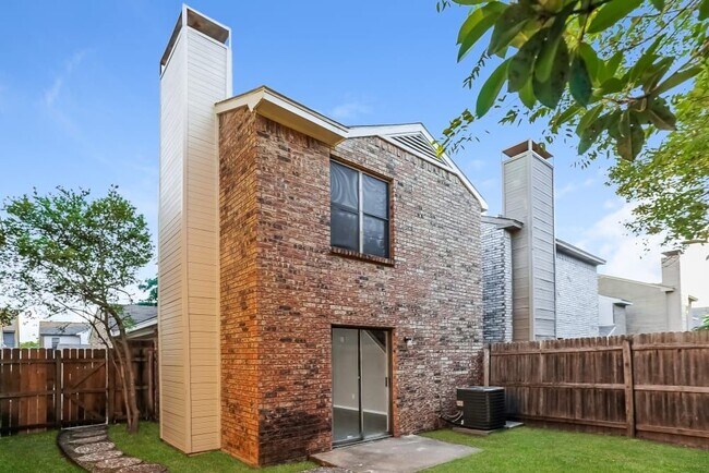 Foto del edificio - 1327 High Ridge Dr