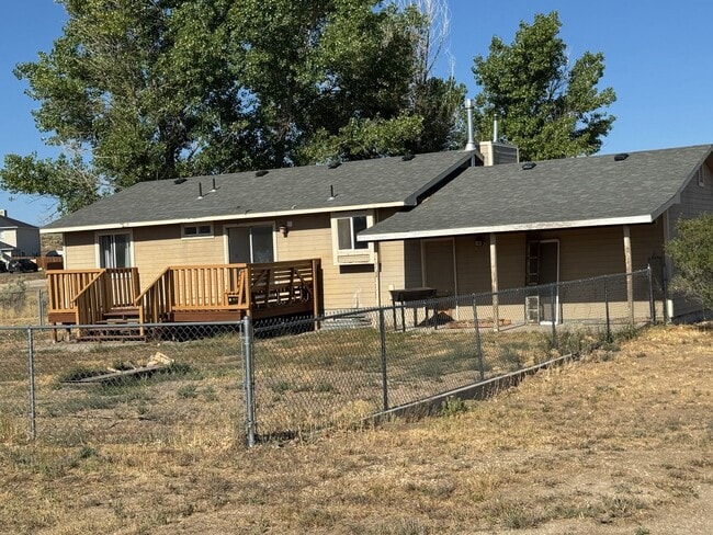Foto del edificio - 660 Thistle Dr