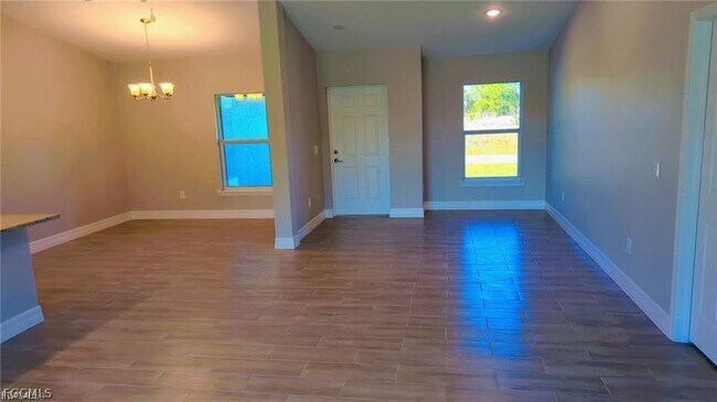 Building Photo - 842 Cervantes St E