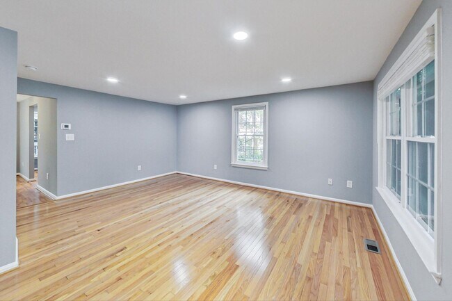 Foto del edificio - Beautifully maintained end unit Townhouse located in Stonebridge subdivision!