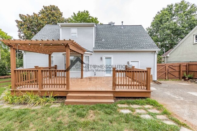 Photo - 1135 Wedgewood Dr House