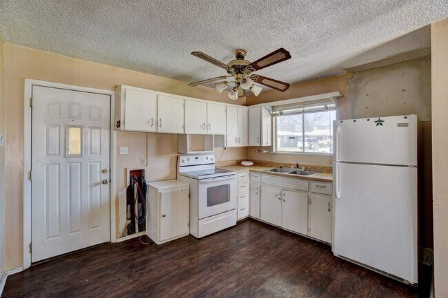 Building Photo - 422 NW Greenmeadow Dr