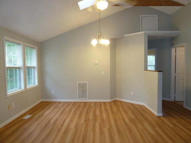 Foto del edificio - Great location! 4br house w/ parking, large rooms within walking distance to UNC Campus!