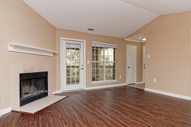Foto del edificio - Amazing two bedroom 2nd Floor, Summer House Available June 19!