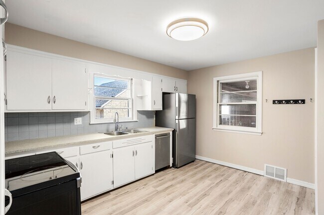 Building Photo - Three Bedroom Appleton House