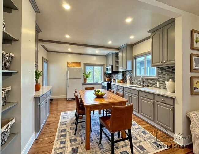 Foto del edificio - Bright, Updated Corner-Lot Home – 2 Bed + Bonus Room | 1 Bath | 1,081 Sq. Ft. | Monthly Landscapi...