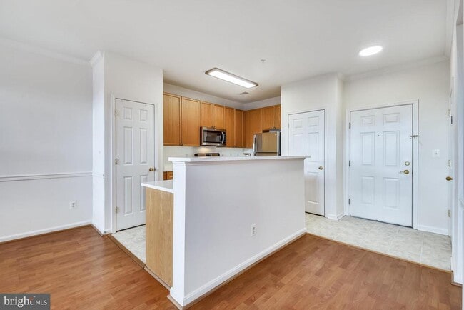 Building Photo - 2665 Manhattan Pl
