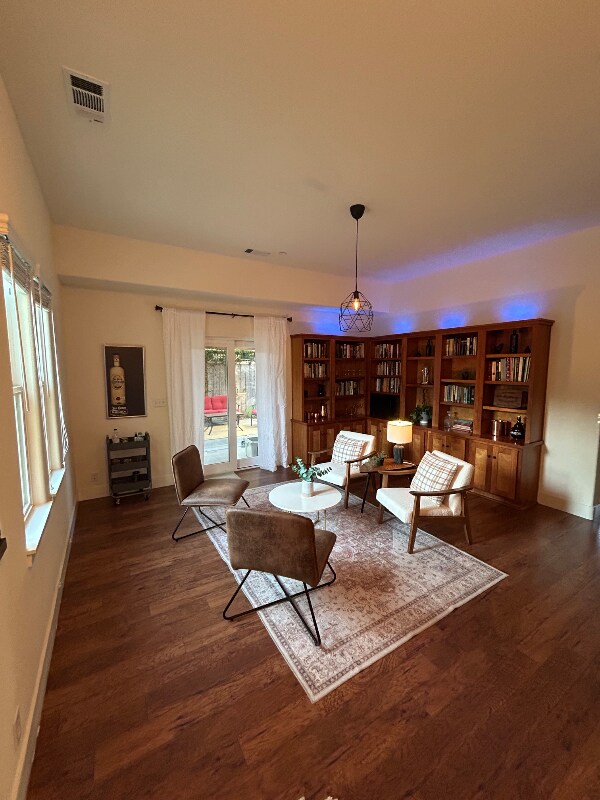 Foto del edificio - 2239 Hutchinson St