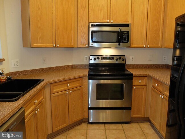 Building Photo - 8181 Carnegie Hall Ct