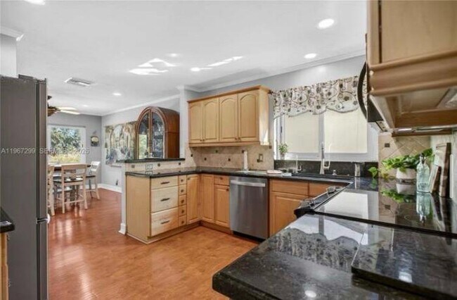 Building Photo - 10681 Greenbriar Ct