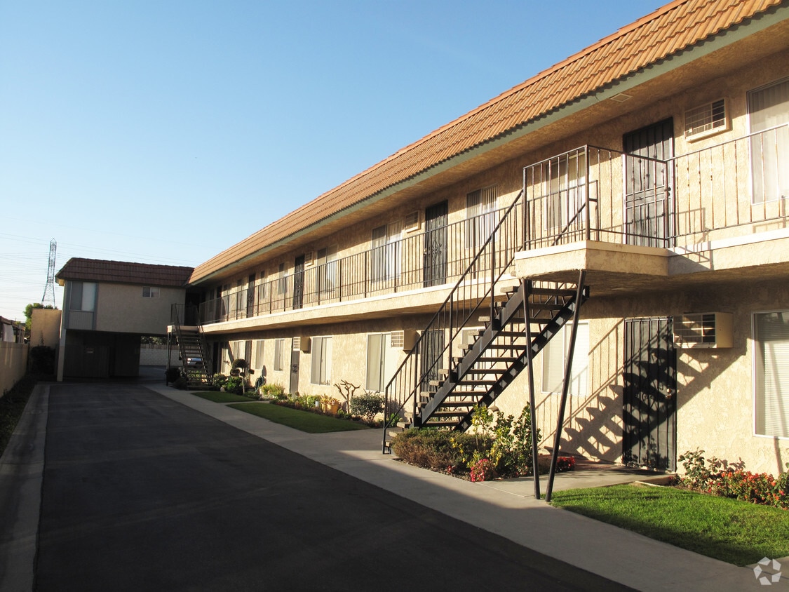 Building Photo - 9858 Cedar St