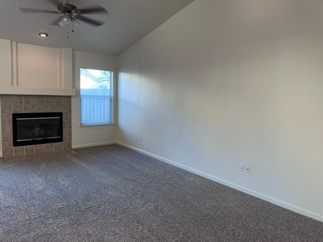 Building Photo - Spacious single level home with central he...