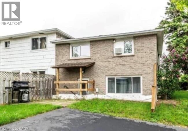 Building Photo - 744 Parkview Crescent