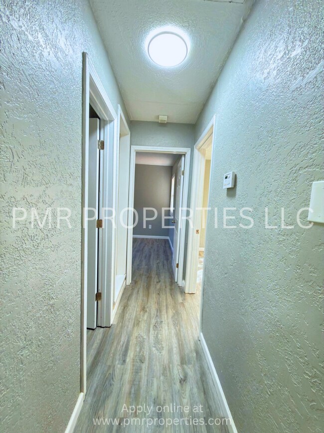Building Photo - 2 Bedrooms/1 Bathroom House