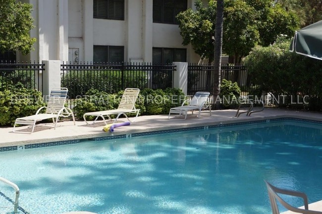 Building Photo - 5200 S Lakeshore Dr