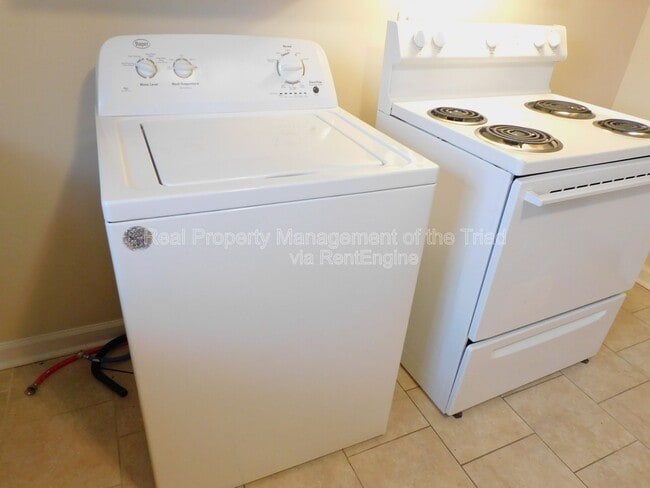 Building Photo - 2405 E Florida St