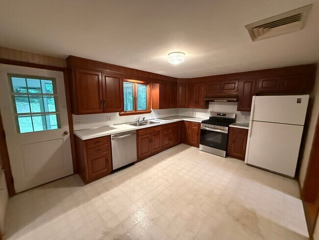 Foto del edificio - Beautiful 3 Bed, 1 Bath Single Family for Rent in Broad Brook!