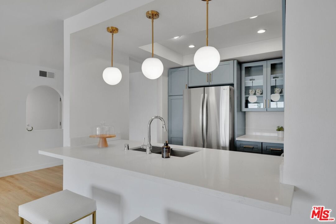 Foto principal - 17800 Burbank Blvd