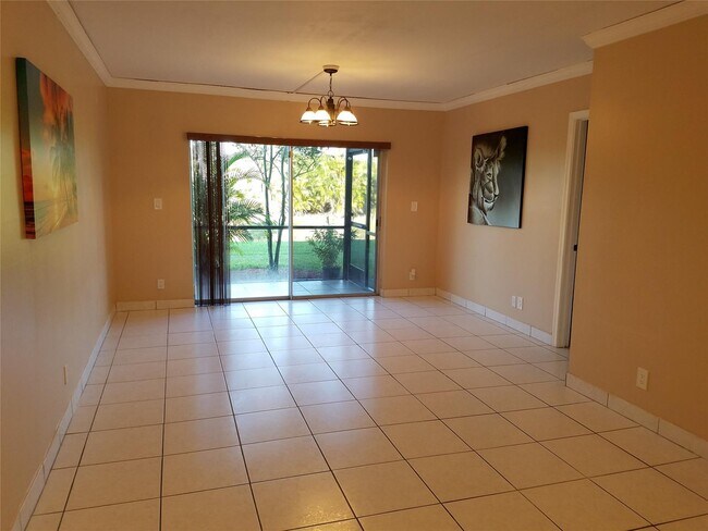 Building Photo - 10009 Twin Lakes Dr