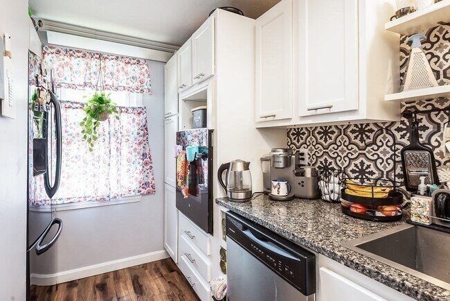 Building Photo - 335 E Washington St