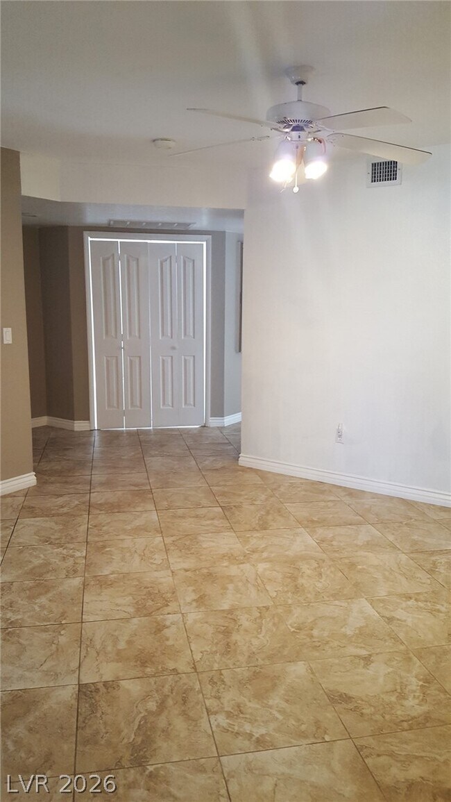 Foto del edificio - 8070 W Russell Rd