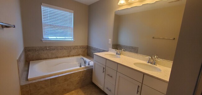 Building Photo - "Charming 3-Bedroom Retreat with 2.5 Baths in Charlotte's Heart – Spacious 1880 Sq Ft Gem!"