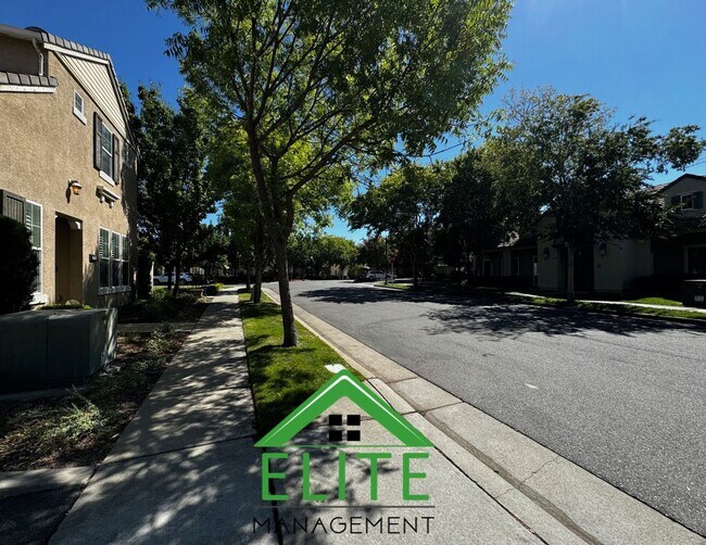 Foto del edificio - Gated community!! Move-in ready 3 bedroom ...