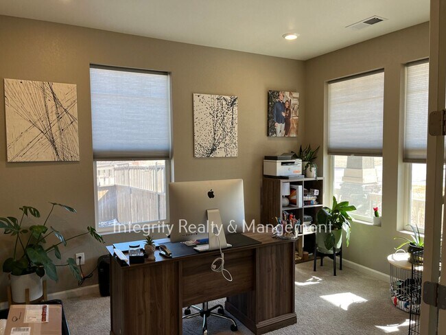 Building Photo - 3 Bed/2.5 Bath, 2,056 Sqft - 2855 Distant ...