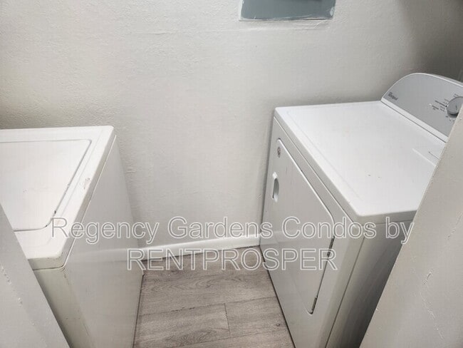 Foto del edificio - 5587 Devonbriar Way