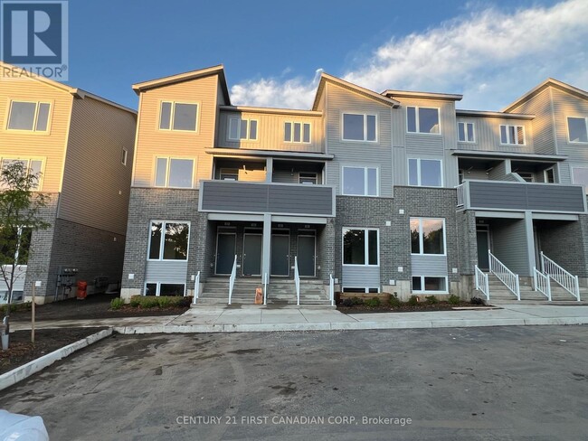 Building Photo - 990-990 Deveron Cres