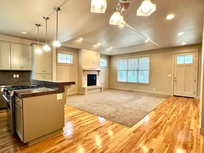 Foto del edificio - Luxury Living Near Valley River!