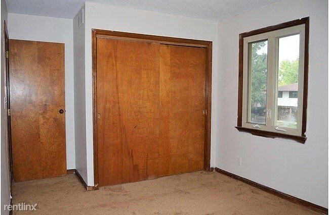 Building Photo - 1300 Knollwood Dr E
