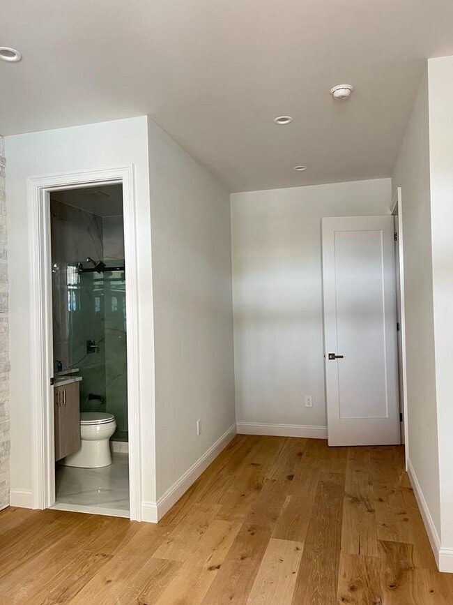 Master Room entrance and full bathroom - 30 Market St