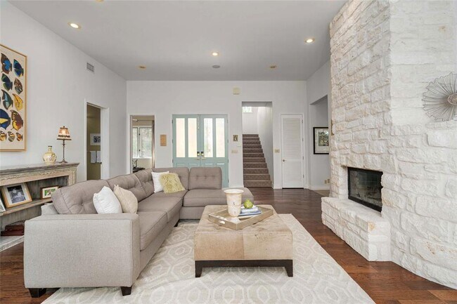 Foto del edificio - 2102 Paisano Rd