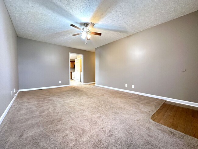 Foto del edificio - Single-Family in Oak Grove, KY--Deck and L...