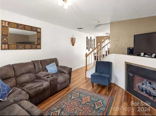 Building Photo - 206 Farington Cir